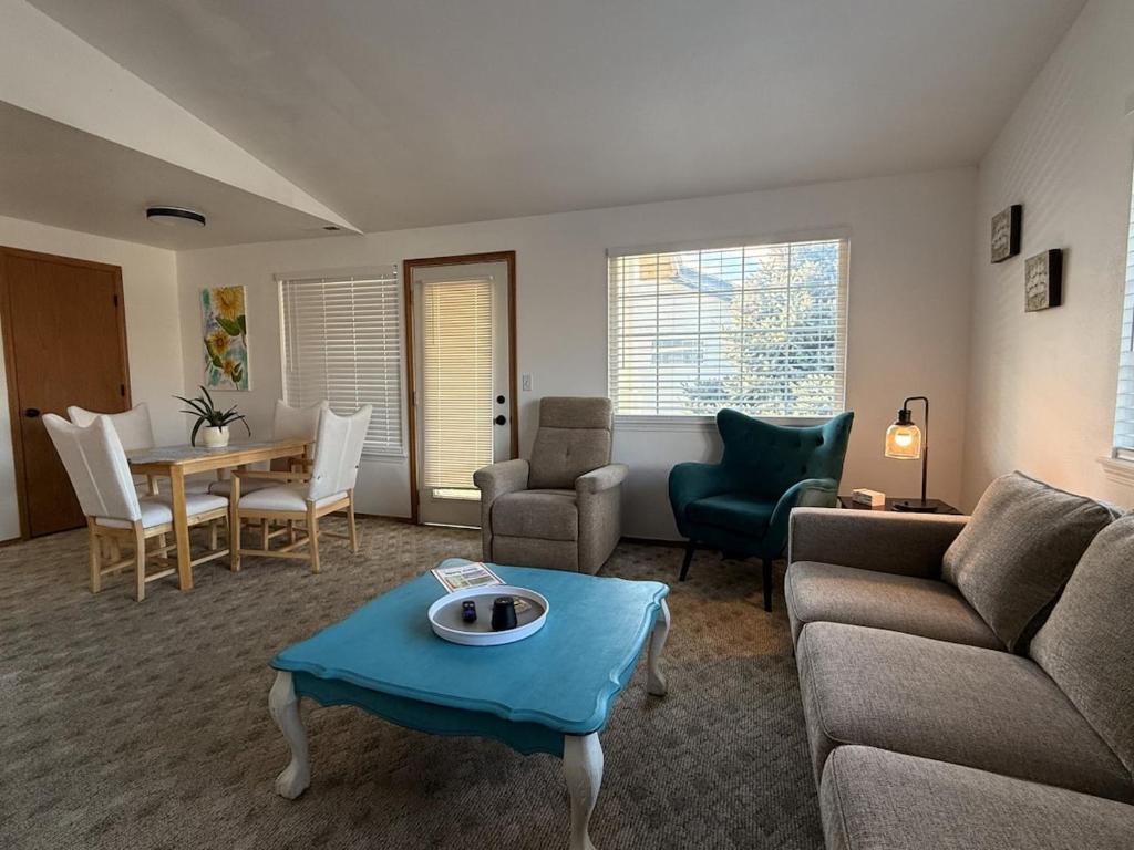 Khu vực ghế ngồi tại Monica and Rachel's Friends Apt