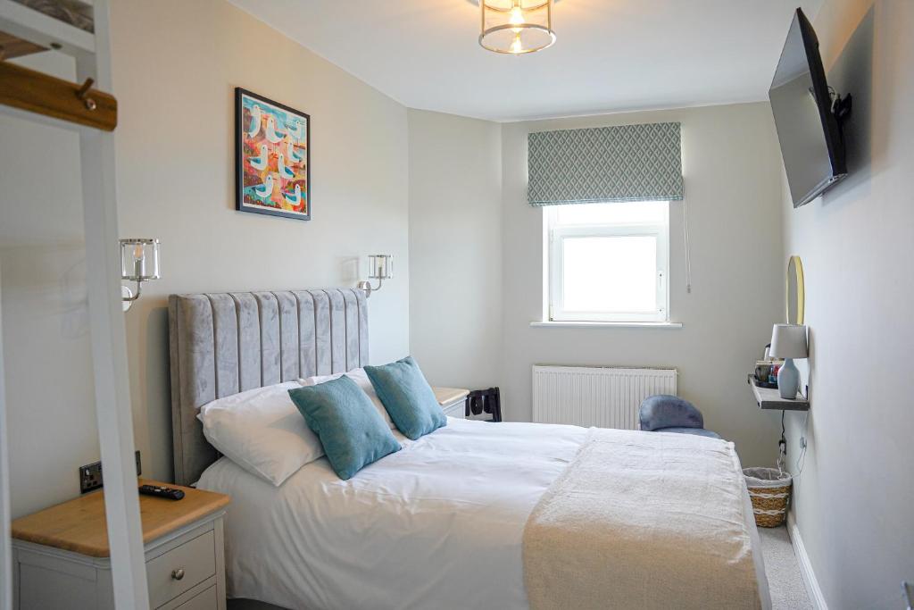 
Two-Bedroom Room with One Double and One Single Bunk Bed, Sea View and Walk-In Shower - Non-Smoking
