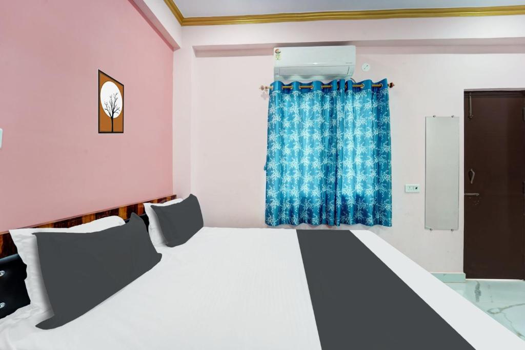 Postel nebo postele na pokoji v ubytování Hotel O R K Marriage Hall and Guest House