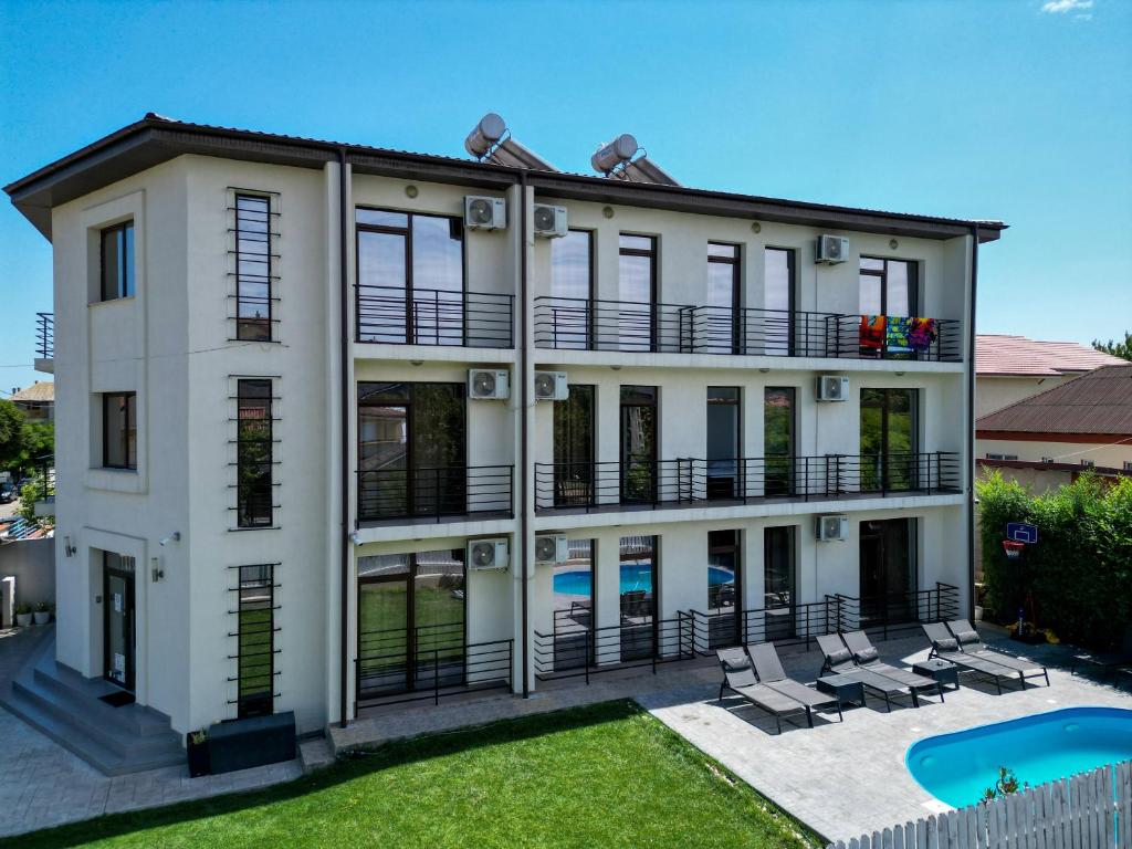 an image of a house with a pool at Vila 21A - Piscină, parcare gratuită, zonă liniștită aproape de plajă in Costinesti