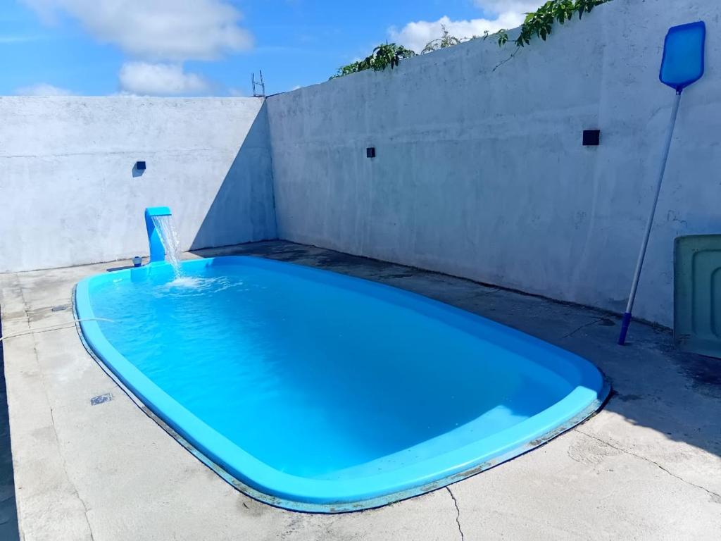 ein blaues Schwimmbecken mit einem Wassertrichter in der Unterkunft Recepções3d casa aconchegante com piscina in Campina Grande