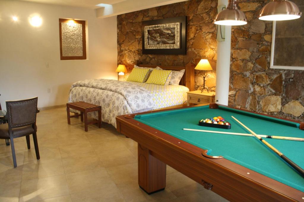 een slaapkamer met een pooltafel en een bed bij Casa Corazon de Plata Suites in Guanajuato