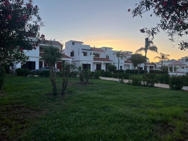 un grupo de casas blancas en un patio con árboles en Villa CaboNegro 2 - Family only, en Martil