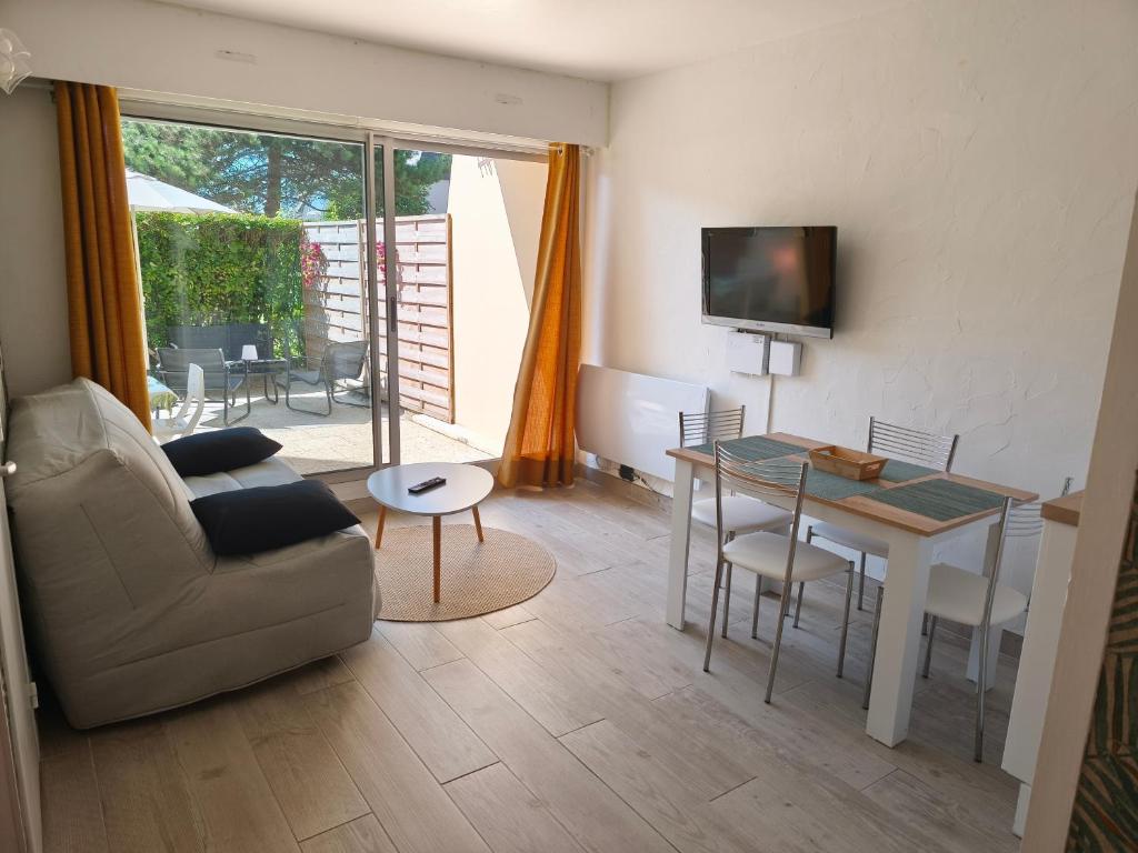ベルニエール・シュル・メールにあるAppartement accès direct à la plageのソファとテーブルのあるリビングルーム