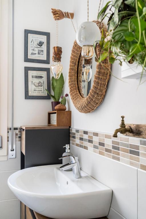Hotel Casa Alderotti, a bathroom with a sink and a mirror at Casa Alderotti in Bologna
