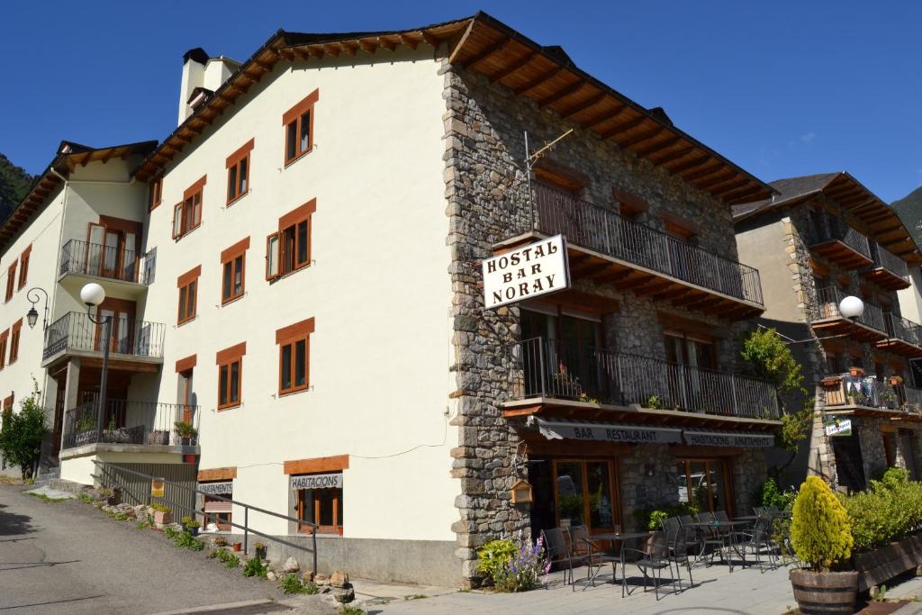 un bâtiment avec un panneau sur son côté dans l'établissement Alberg Vall de Boi, à Barruera