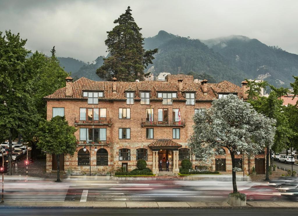 波哥大的住宿－波哥大梅迪納四季酒店，前面有一棵树的大型砖砌建筑