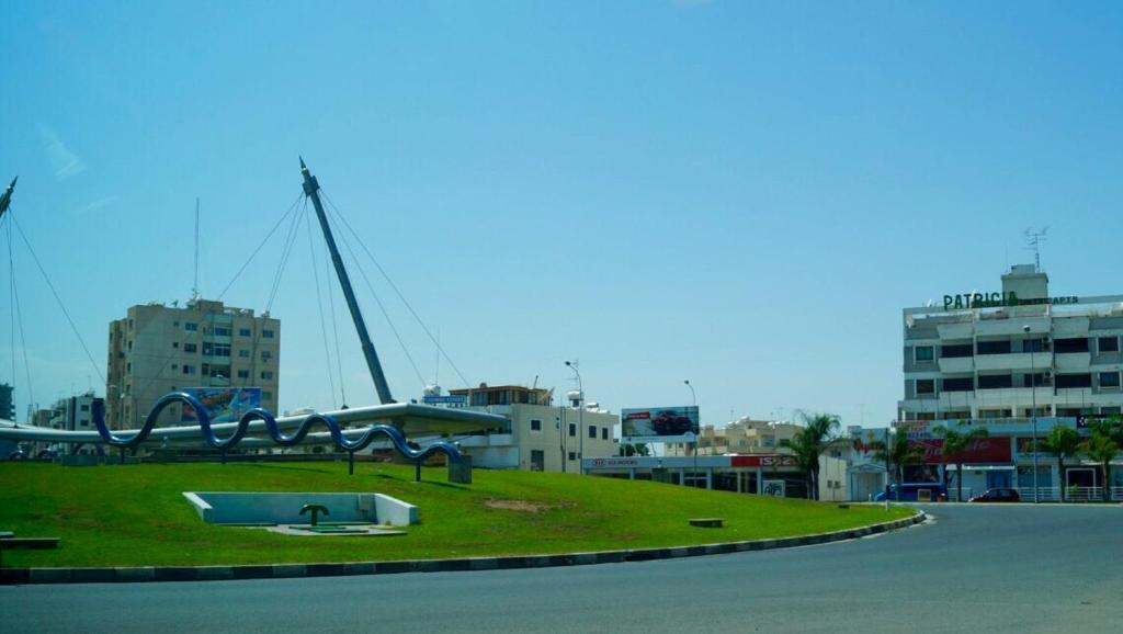 um parque no meio de uma cidade em Marina Apartment 4 em Lárnaca