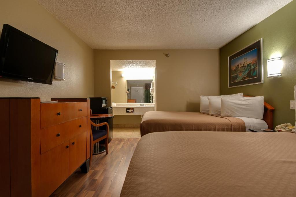 Postel nebo postele na pokoji v ubytování Vagabond Inn Bakersfield South