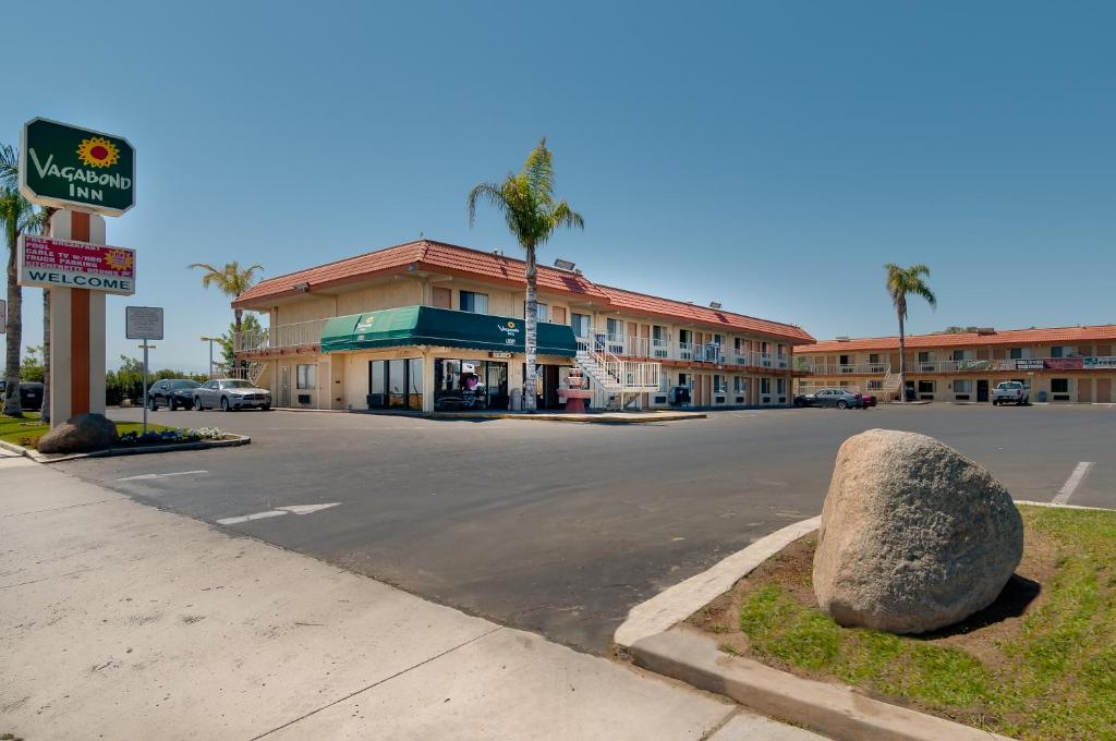 una strada vuota di fronte a un hotel di Vagabond Inn Bakersfield South a Bakersfield