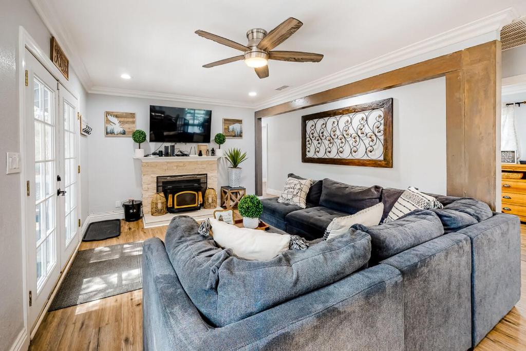 SugarloafにあるBrewer Escape ~ Modern, newly renovated escape with mountain views - five minutes to townのソファと天井ファンのあるリビングルーム
