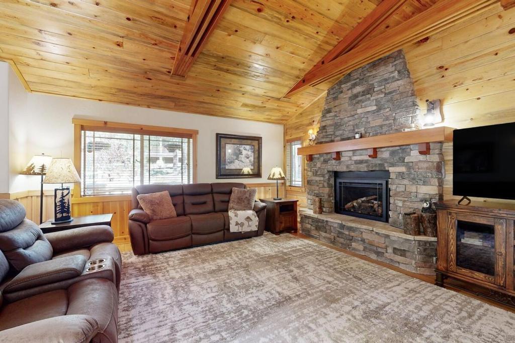 Una sala de estar con un sofá y una chimenea. en Stony Creek Retreat ~ Charming Mountain escape close to skiing, hiking, the lake, and the Village, en Big Bear Lake