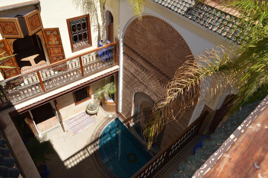 una vista aérea de una casa con piscina en Riad Bonheur, en Marrakech