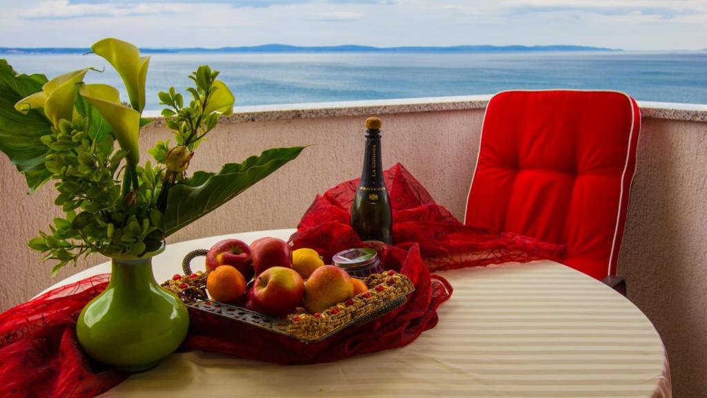 A 6 apt w terrace & sea view 4 min walk to beach