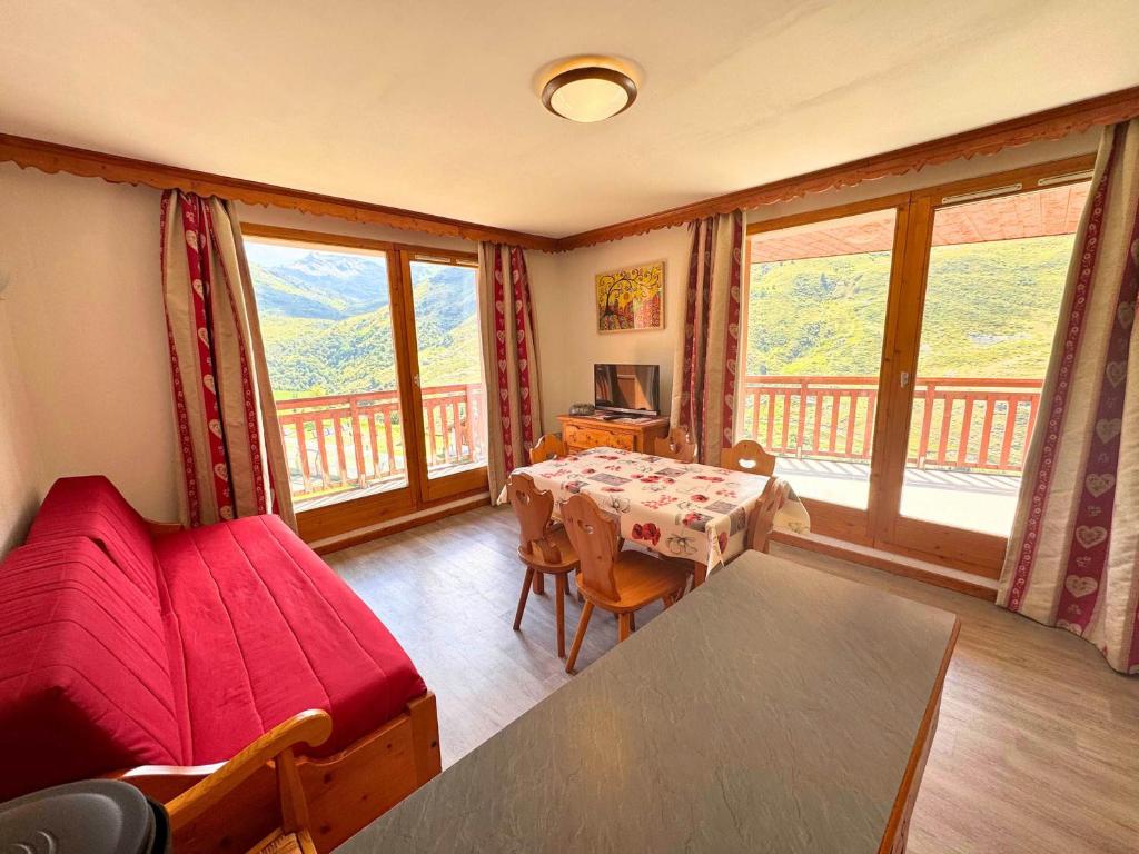 Posezení v ubytování Appartement 2 chambres Les Menuires, 4-6 pers, vue montagne - FR-1-452-235