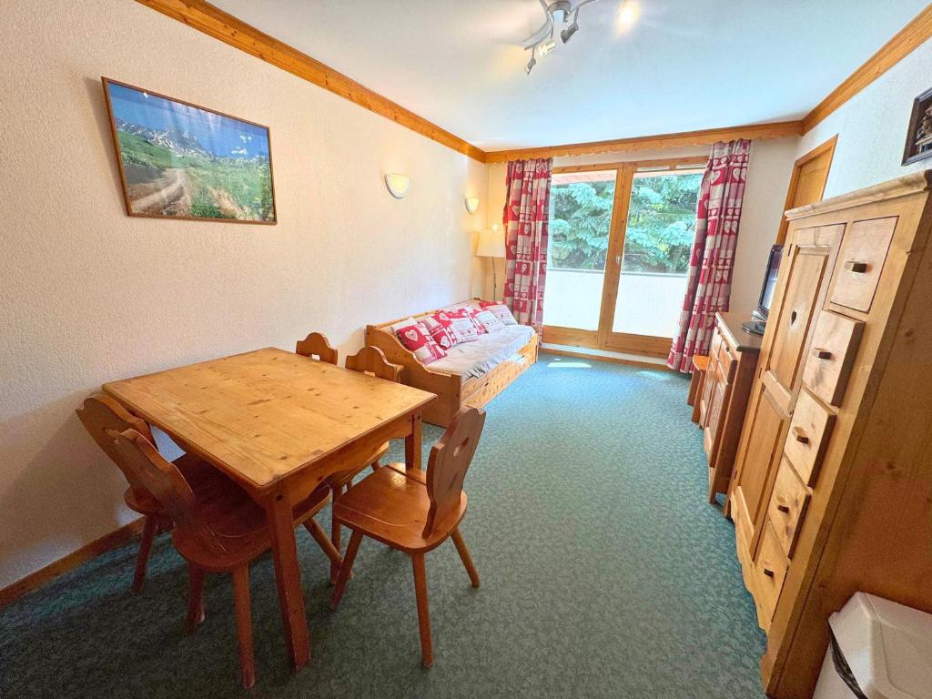 a dining room with a table and a couch at Appartement 6 personnes - Les Menuires, vue montagne - FR-1-452-111 in Les Menuires