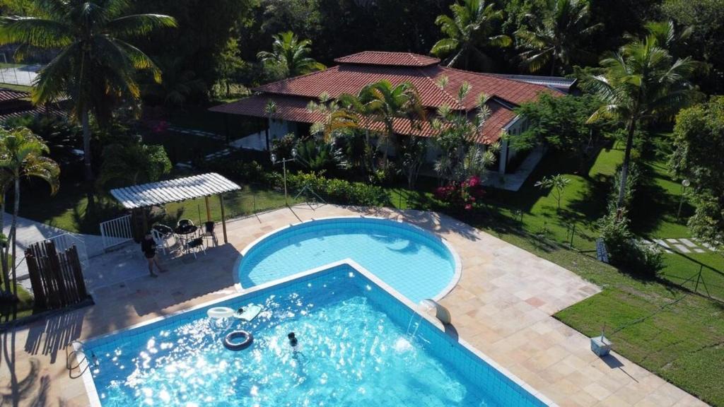 Una vista aérea de una piscina frente a una casa. en Casa Temática Villa Rock, en Prado