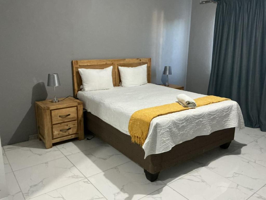 En eller flere senge i et værelse på Tash rooms and travel