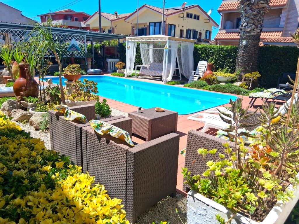 a garden with a swimming pool in a house at A casa dell' Artista in Fiumicino
