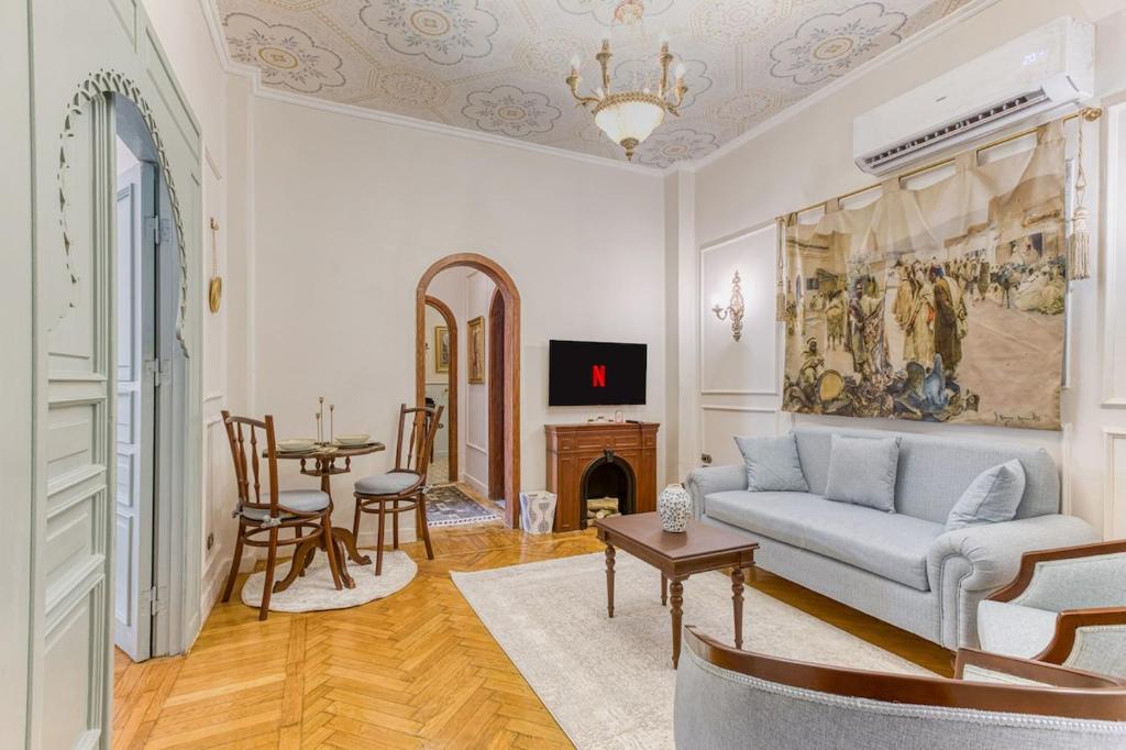 TV a/nebo společenská místnost v ubytování 2BD DownTowen Khan Al-Andalus