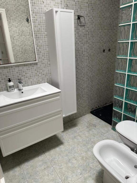 ベルハにあるApartamento con vistas al mar en Balanegraの洗面台とトイレを備えた白いバスルーム