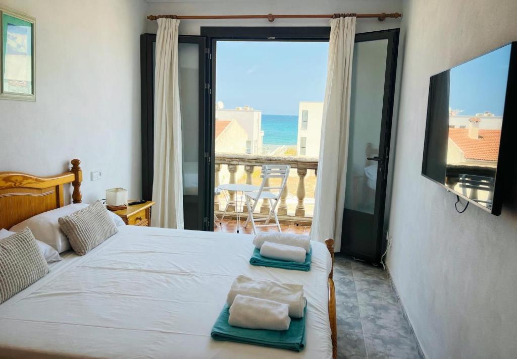 Son Serra Holidays House ETV6786房間的床