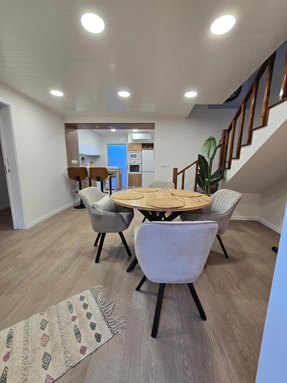 una sala da pranzo con tavolo e sedie di Brisa do Mar Azorean House a Maia
