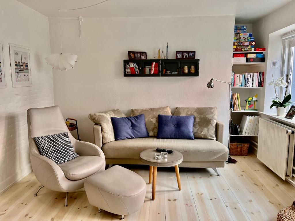 Svetainės erdvė apgyvendinimo įstaigoje Cosy apartment