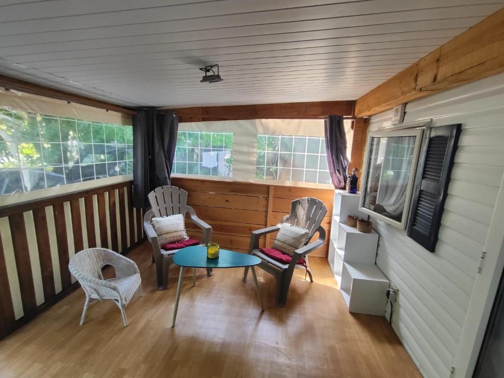 Μια τηλεόραση ή/και κέντρο ψυχαγωγίας στο Mobil home Cosy & Calme Hourtin