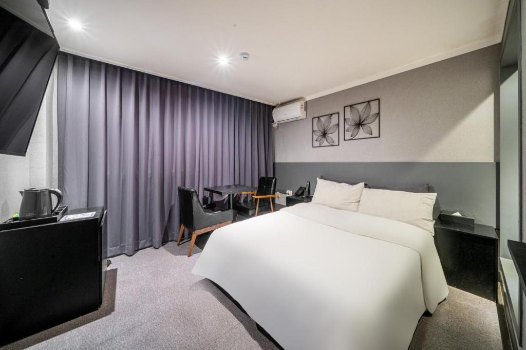 En eller flere senger på et rom på Pyeongtaek Stay Tourist Hotel