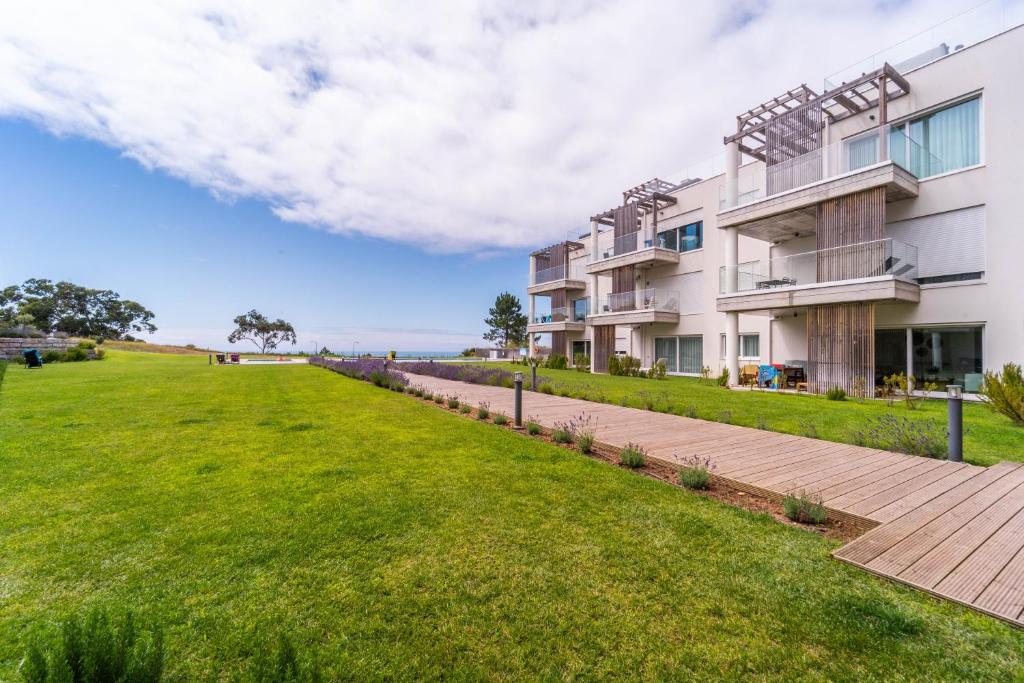 New Luxury Apartment, Sea View with Pool & Gym 5