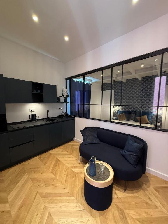 a living room with a couch and a table at Riviera Luxe Glam in Sestri Levante