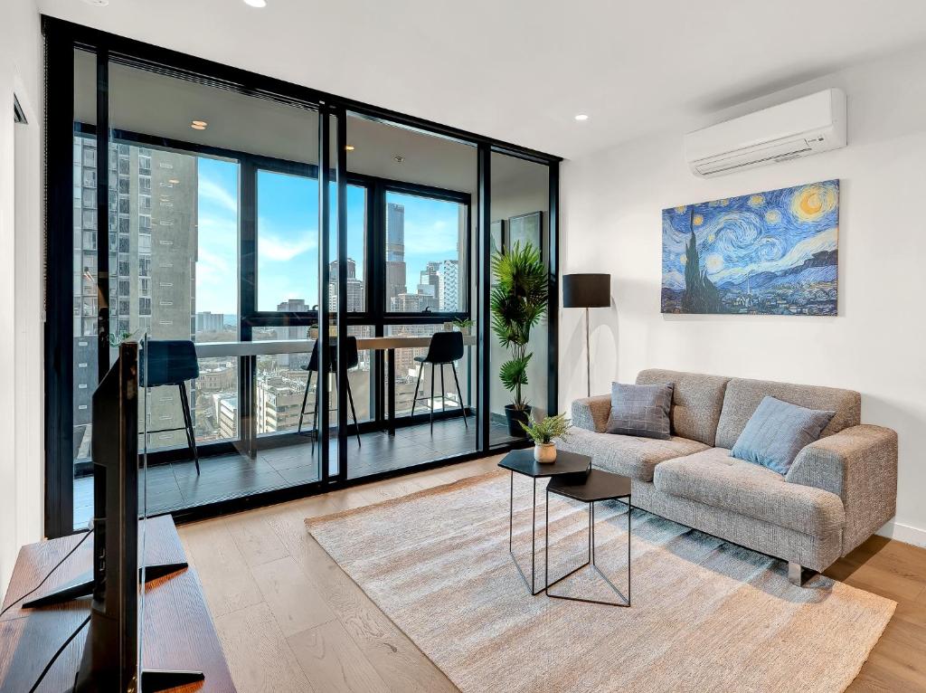 Ruang duduk di Prime CBD Location - Modern Melbourne Apartment with Enclosed Balcony Free Tram Access