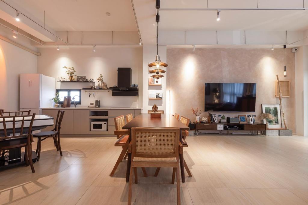 Un comedor y una cocina con mesa y sillas. en Lunar Haven, en Magong