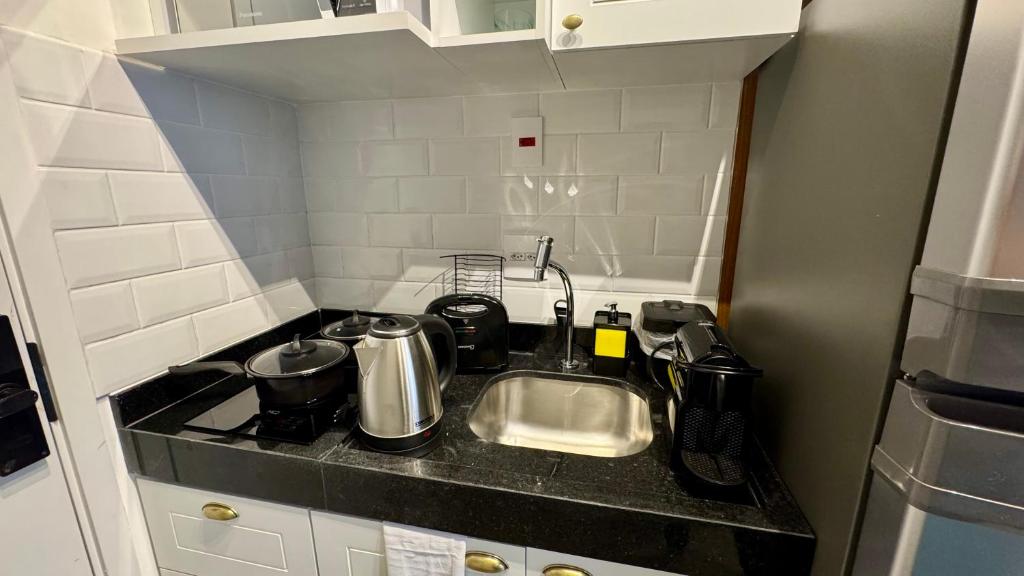 サンパウロにあるDM 405 Contemporâneo apto prox ao metrô V Marianaのシンクとコンロのある小さなキッチン