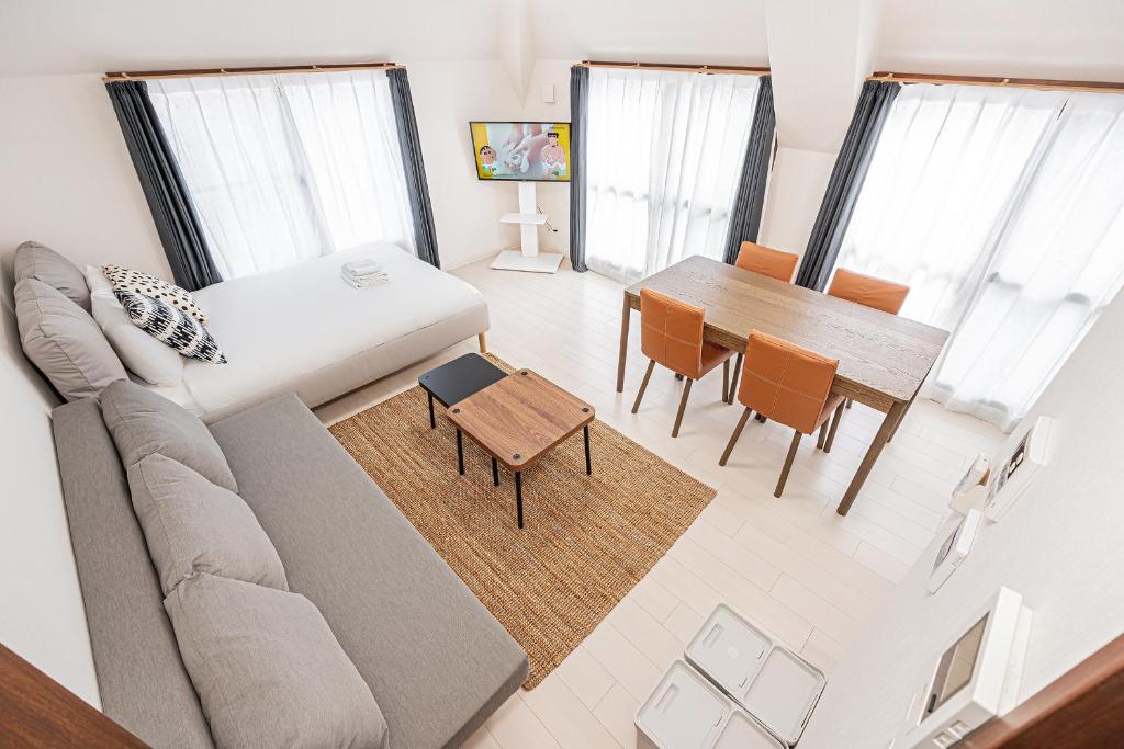 una sala de estar con un sofá y una mesa en 67Apt Shinkoiwa, en Tokio