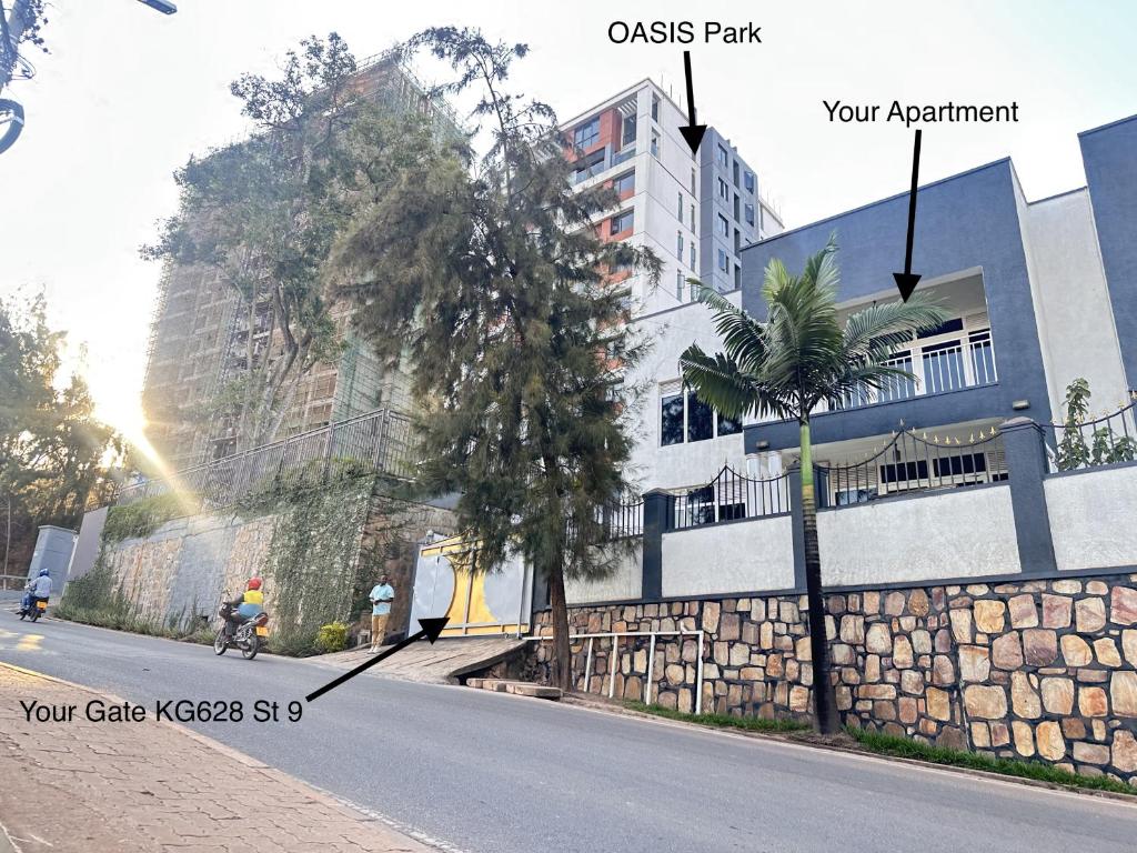 eine leere Straße vor einem Gebäude in der Unterkunft EASY KIGALI STAY Apartment in Kigali