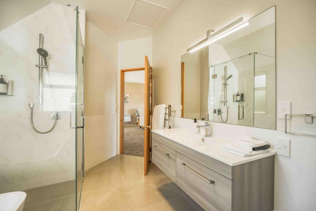 Breathtaking views of Lake Taupo - Resim 3