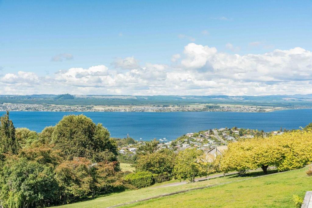 Breathtaking views of Lake Taupo - Resim 17