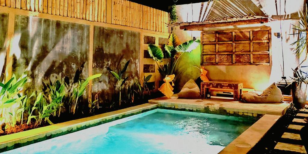 una pequeña piscina en el medio de una habitación en Pondok Dembe, en Uluwatu