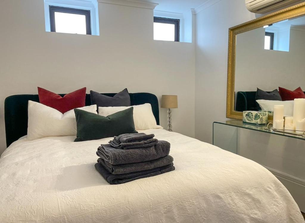 Una cama o camas en una habitación de Sydney Harbourside Studio