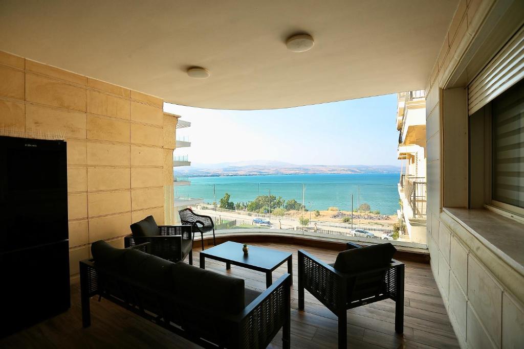 Ảnh trong thư viện ảnh của אירופה בוטיק כנרת - דירת 3 חדרי שינה עם נוף ở Tiberias