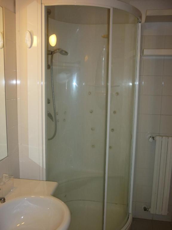 A bathroom at IL CASTELLO HOSTEL BOUTIQUE