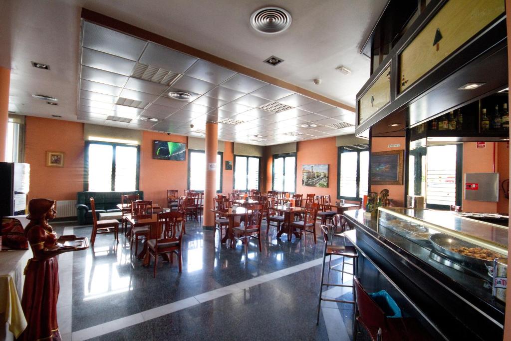 A restaurant or other place to eat at Hotel Los 5 Pinos