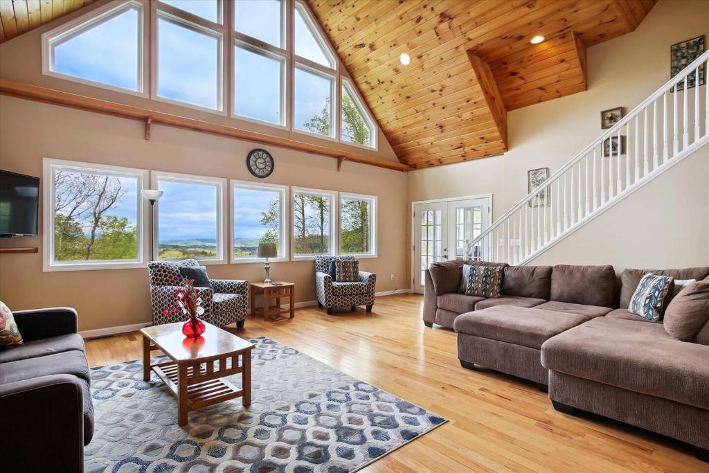 un salon avec un canapé et une table dans l'établissement 10 Min To Dt, 15 Min To Biltmore, Fire Pit, View, à Asheville