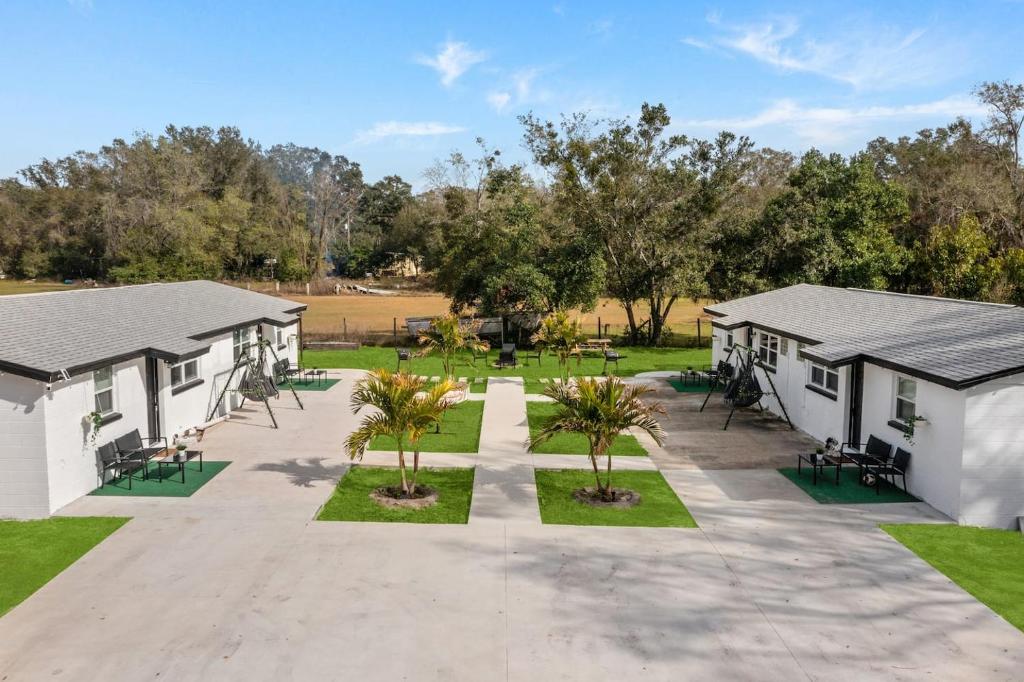 a row of barracks with palm trees in the courtyard at The Peaceful Village Unit#3 in Plant City