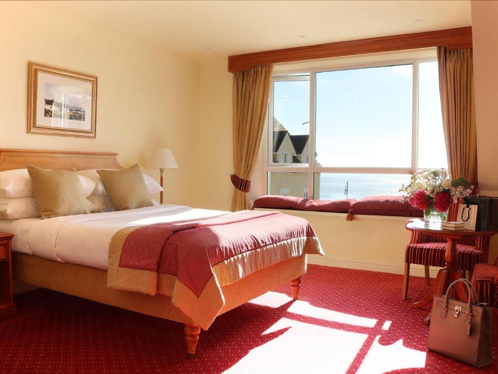 Postel nebo postele na pokoji v ubytování Galway Bay Hotel Conference & Leisure Centre