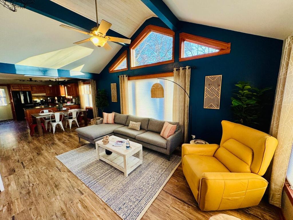 ein Wohnzimmer mit Sofa und Tisch in der Unterkunft Cozy Getaway by the Lake in Twin Lakes