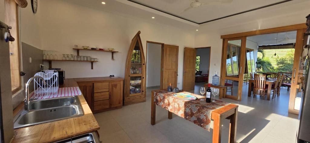 una cocina con fregadero y encimera en ESCAPE to SERENITY SPECTACULAR VIEWS LUXURY VILLA, en Lovina