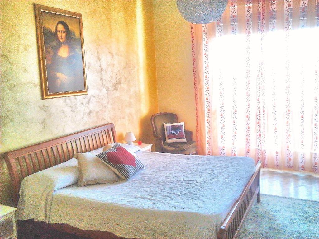 アスティにあるルナ デル ベルヴェデーレのベッドルーム(ベッド1台、窓付)
